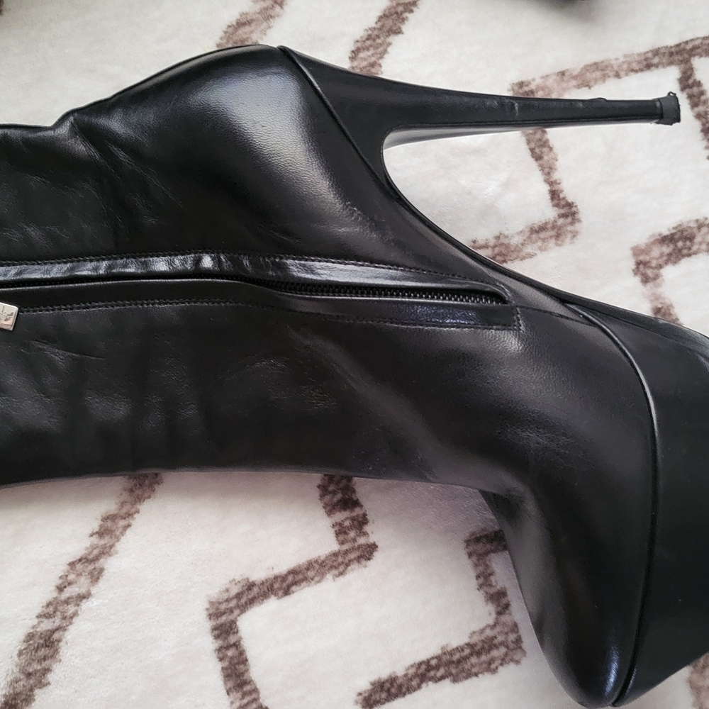 Saint Laurent Black Heeled Boots Elegant Design
